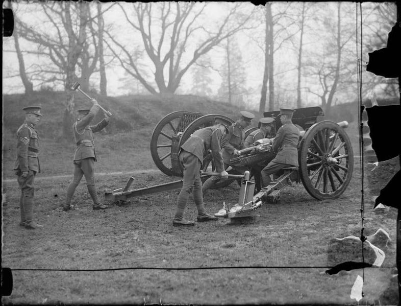 Soubor:18pdrMkIVOnCarriageMkVWoodenWheels1940.jpg