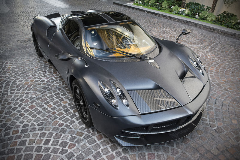 Soubor:Matte Black Pagani Huayra-Axion23.jpg