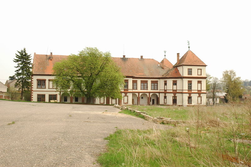 Soubor:Hořiněves Castle in 2006.jpg