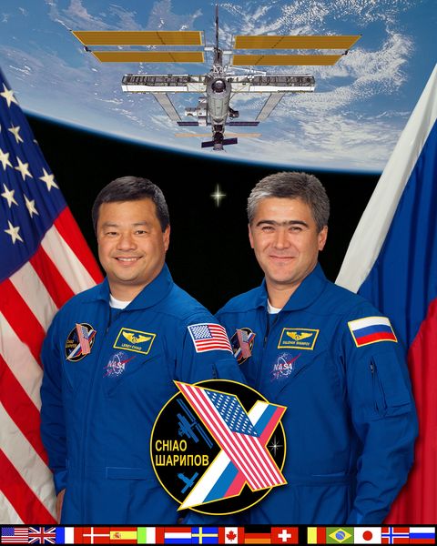 Soubor:ISS Expedition 10 crew.jpg