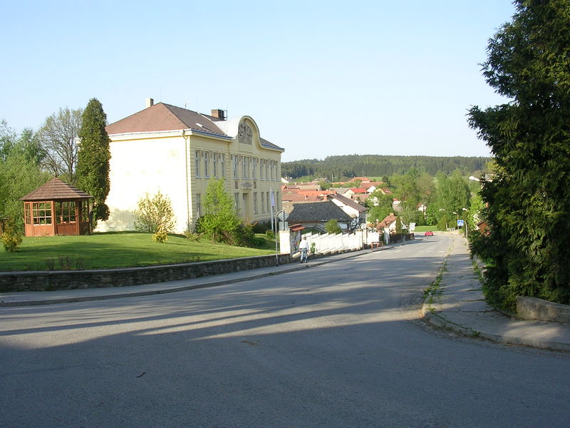 Soubor:Častrov, škola.jpg