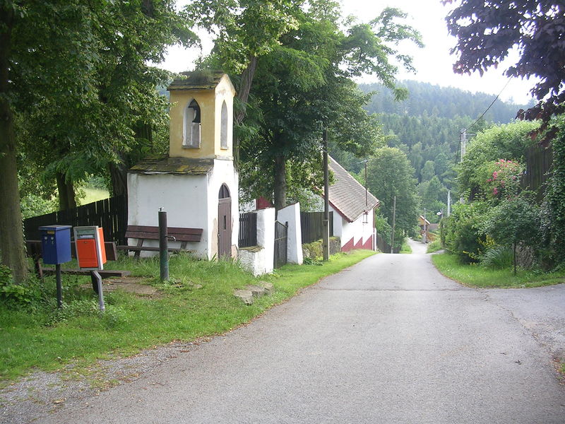 Soubor:Štileček, zvonička, pohled dolů.jpg