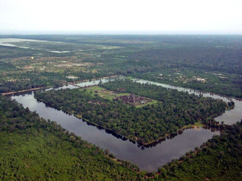 Soubor:Angkor-Wat-from-the-air.JPG