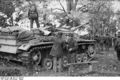 Bundesarchiv Bild 101I-277-0833-06, Russland, Soldaten mit Sturmgeschütz III.jpg