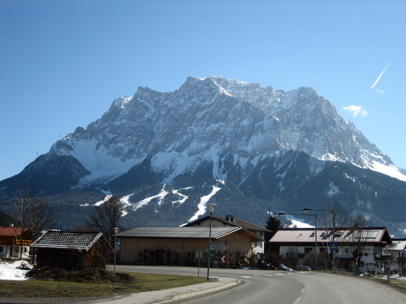 Soubor:Zugspitzmassiv von Westen aus.jpg