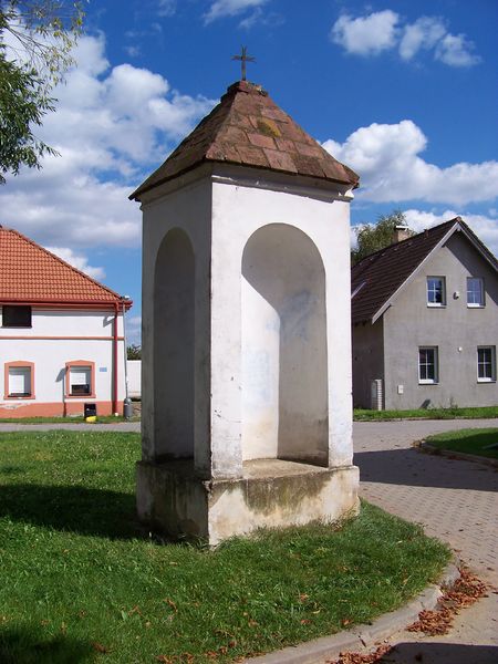 Soubor:Petrbokova, kaplička, směr Pařízkova.jpg