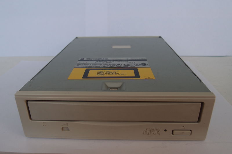 Soubor:AppleCD-300i-Plus-XZ1-1.JPG