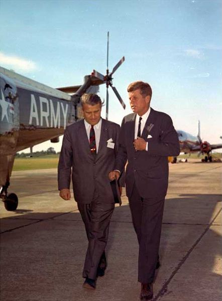 Soubor:Kennedy vonbraun 19may63.jpg