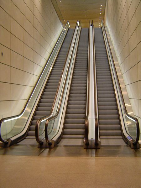 Soubor:Escalators Canary Wharf.jpg