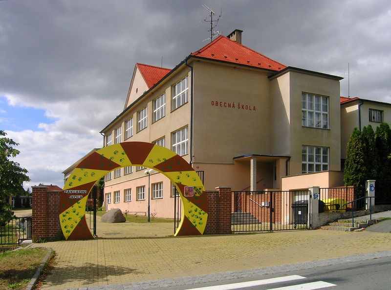 Soubor:Kamenice, Elementary School.jpg