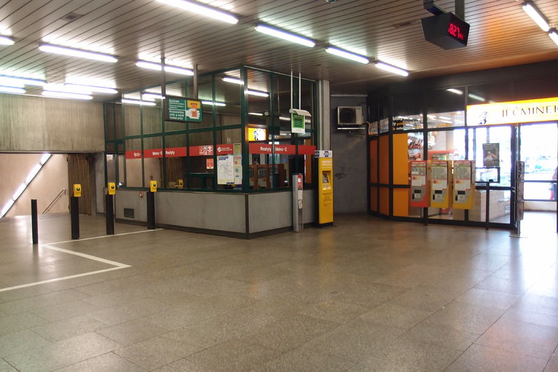 Soubor:Roztyly metro station 2016Z08.JPG