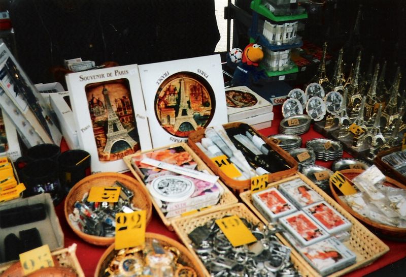 Soubor:Souvenirs in Paris.jpg