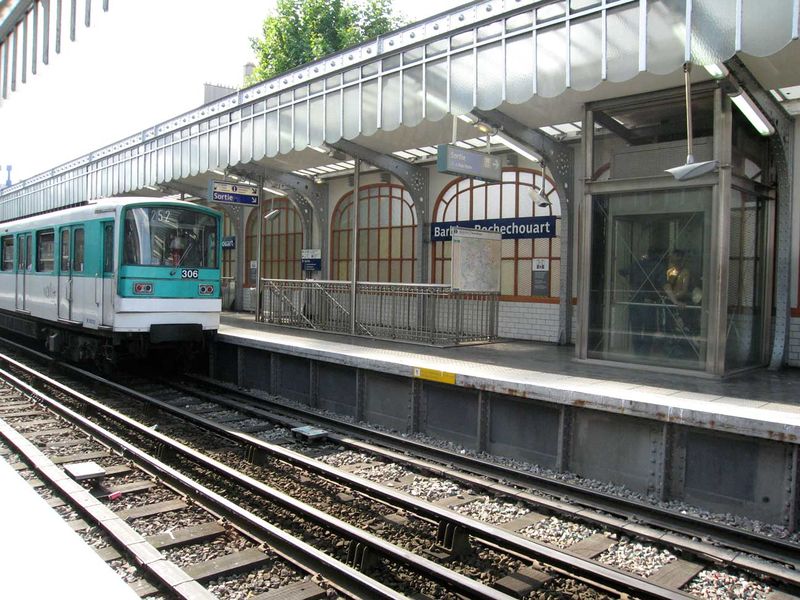 Soubor:Metro-Paris-Ligne-2-station.jpg