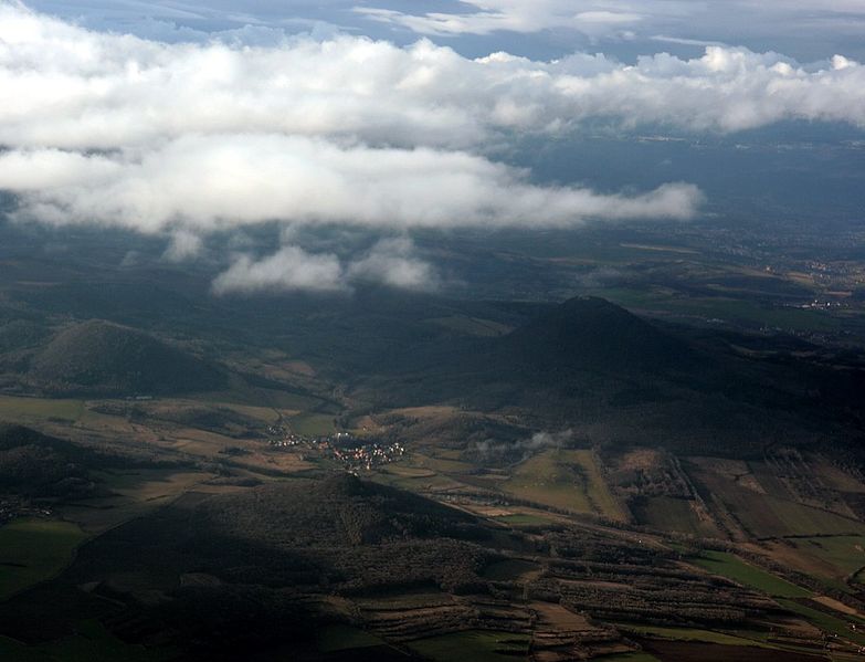 Soubor:Milešovka, letecký pohled.jpg