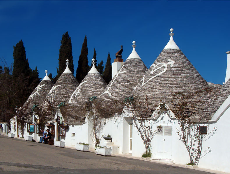 Soubor:Trulli Alberobello11 apr06.jpg