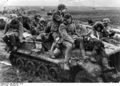Bundesarchiv Bild 146-1977-143-15, Russland, Angehörige der Waffen-SS.jpg