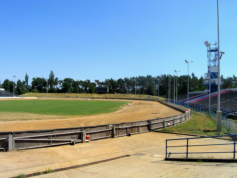 Soubor:Pardubice, Golden helmet stadium.jpg