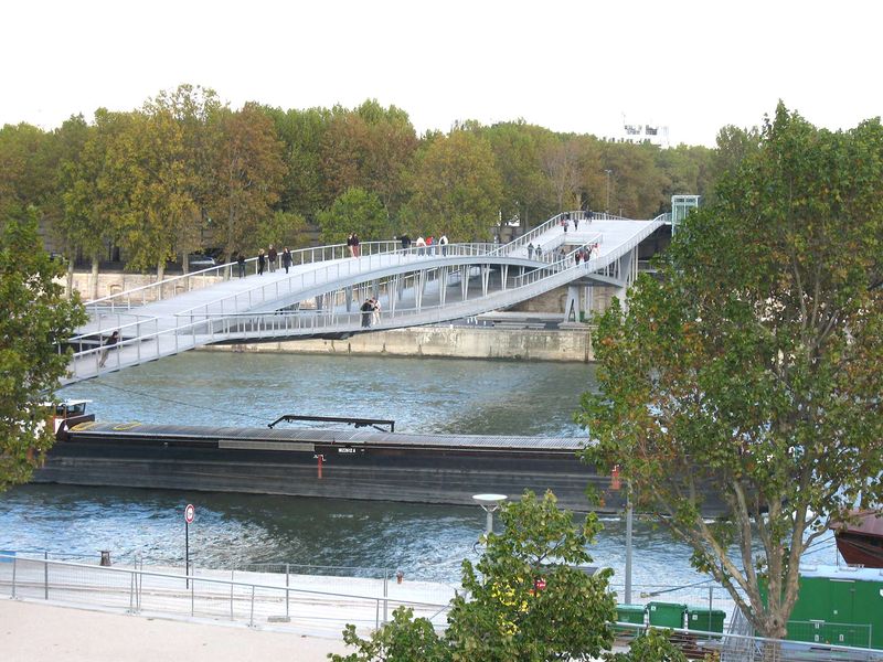 Soubor:Peniche-sous-la-passerelle-.jpg