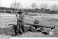 Bundesarchiv Bild 101I-264-1623-25, Frankreich, Vorführung Raketenpanzerbüchse.jpg