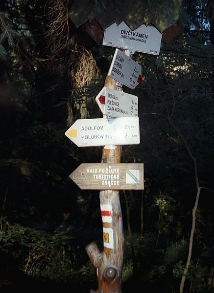 Soubor:Hiking signs Divci kamen.jpg