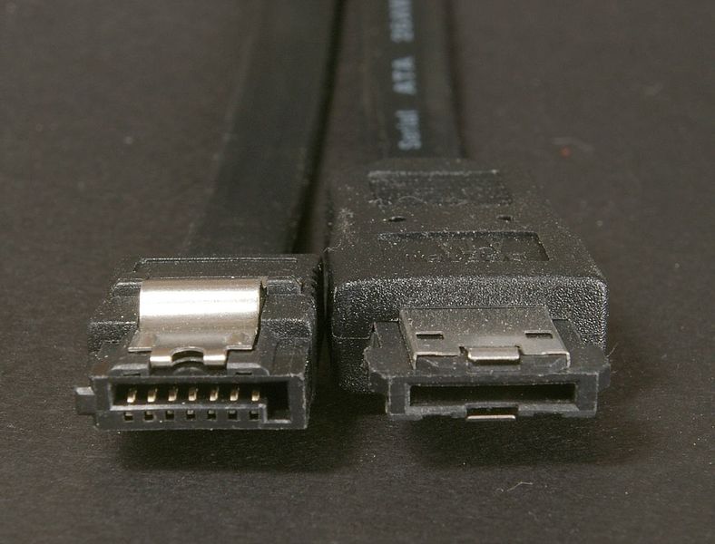 Soubor:SATA2 und eSATA-Stecker.jpg