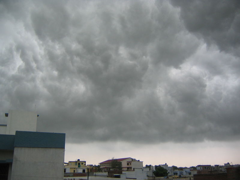 Soubor:Monsoon clouds Lucknow.JPG