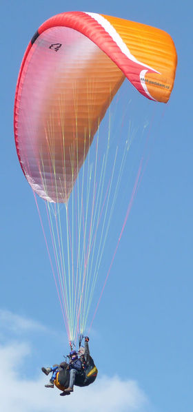 Soubor:Tandem-paragliding.jpg