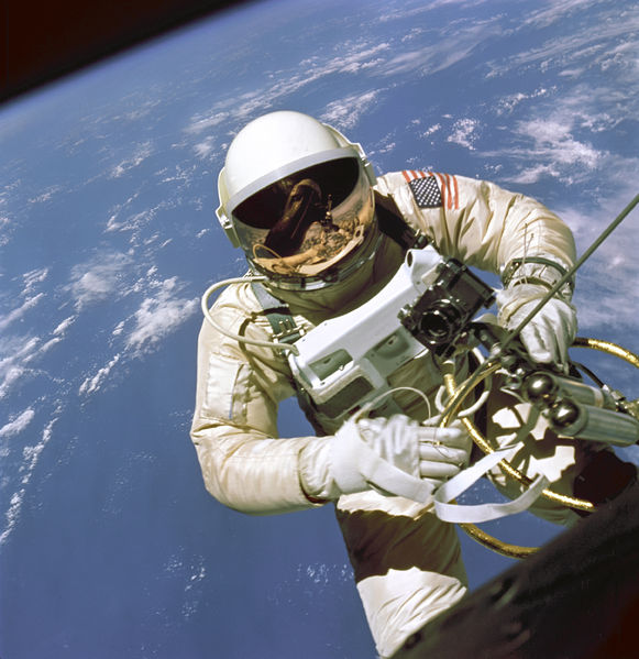 Soubor:EdWhiteFirstAmericanSpacewalker.1965.ws.jpg