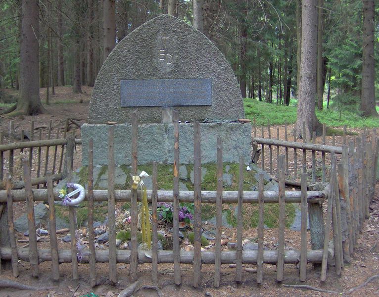 Soubor:Ema Destinnova- memorial.jpg