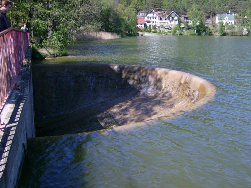 Soubor:Máchovo jezero, výpust´.JPG