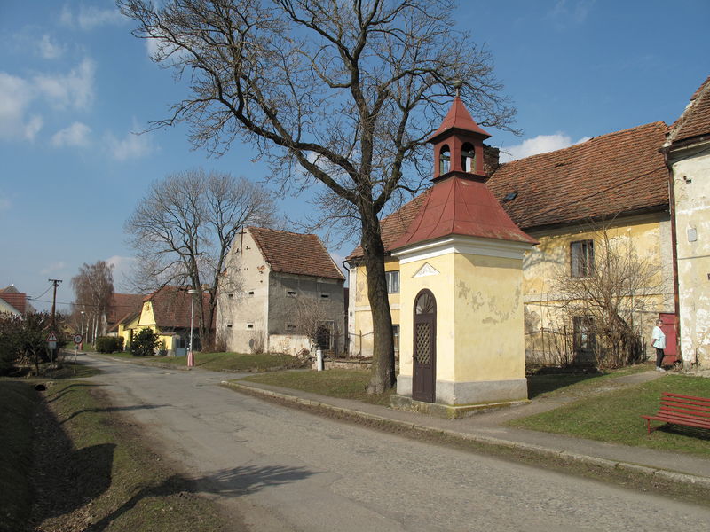 Soubor:Poličany, náves s kapličkou.jpg