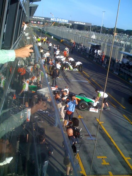 Soubor:Australia 09 practice pitlane.jpg