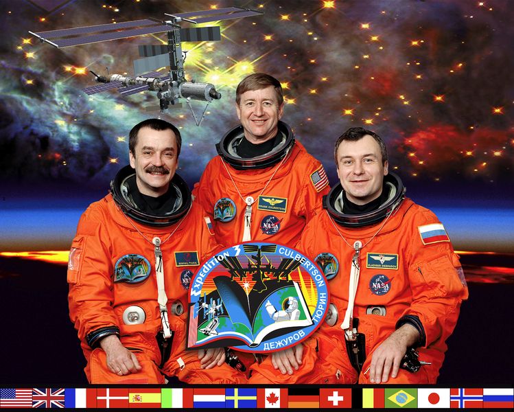 Soubor:ISS Expedition 3 crew.jpg