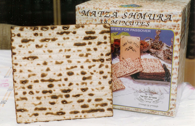 Soubor:Machine-made Shmura Matzo.jpg