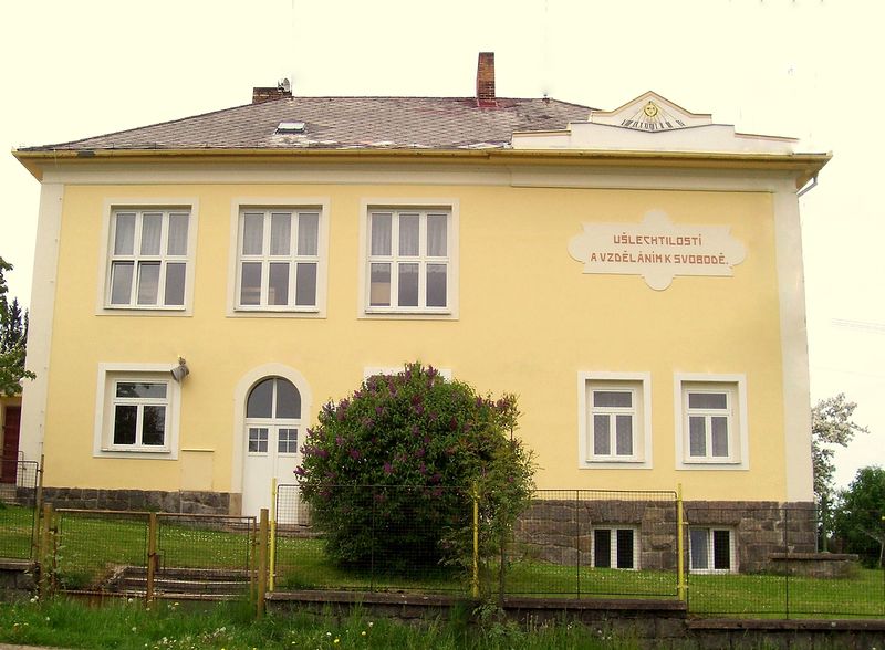 Soubor:Zalesi skola.JPG