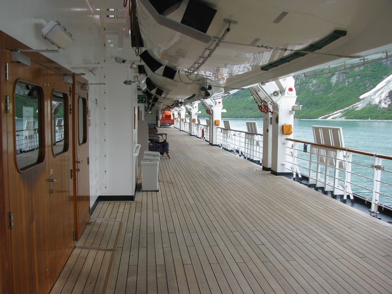 Soubor:Westerdam promenade deck.JPG