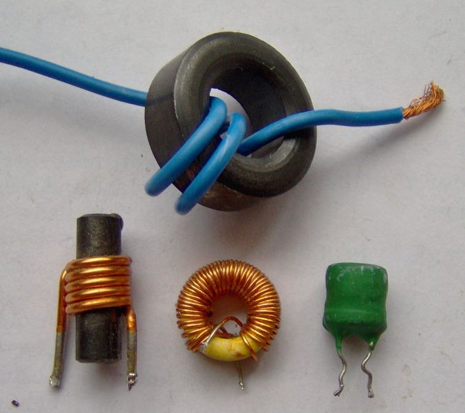 Soubor:Electronic component inductors.jpg