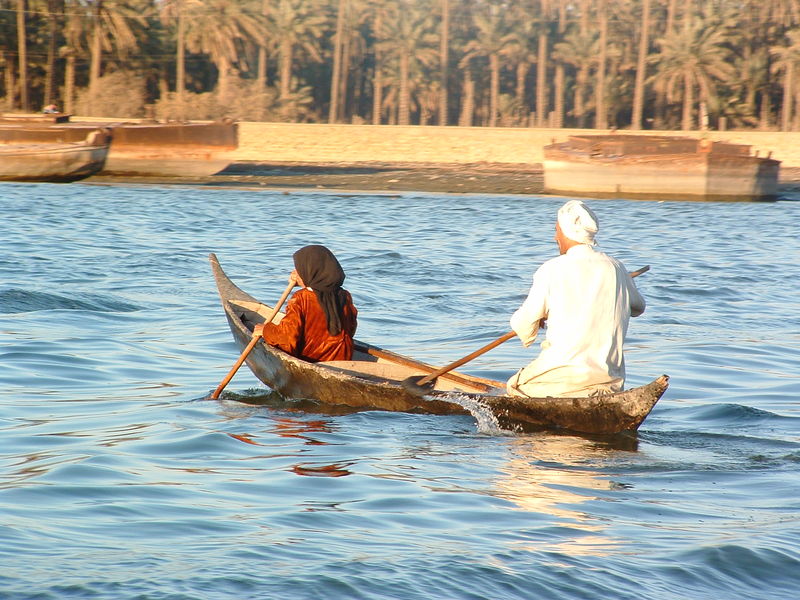 Soubor:Boat on Euphrates.jpg