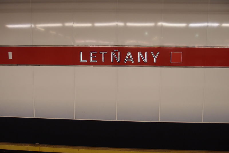 Soubor:Letňany metro station 2017Z03.JPG