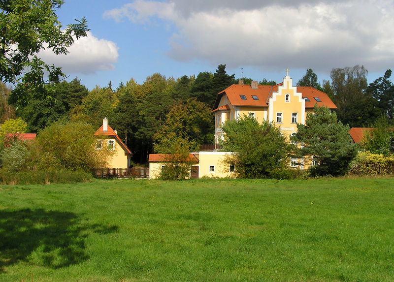 Soubor:Mukařov, Charity House.jpg