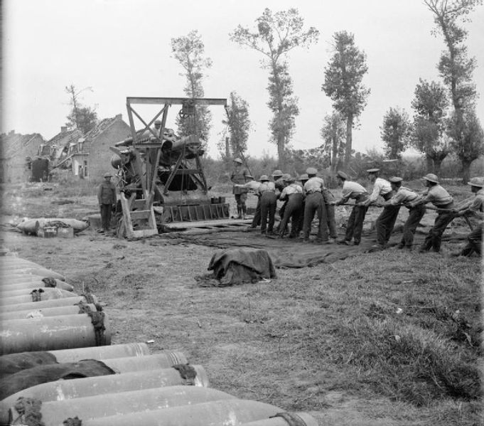 Soubor:15inchHowitzerPolygonWood27Sept1917HoistingShell.jpg