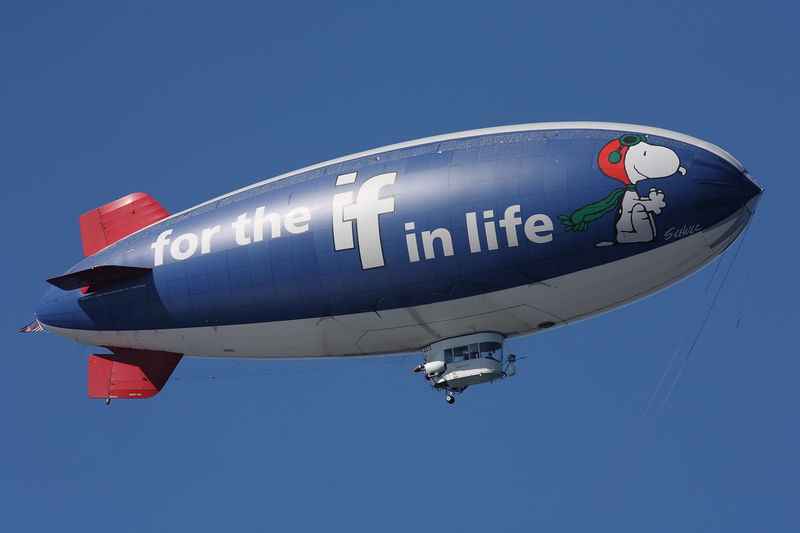 Soubor:Metlife snoopy two blimp.jpg