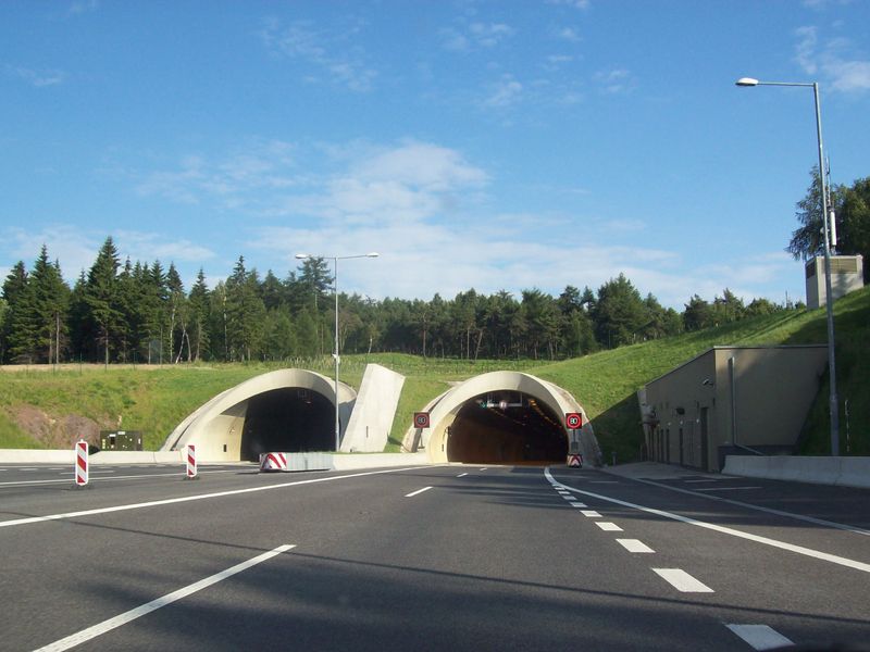 Soubor:D8 CZ, Tunel Panenská.jpg