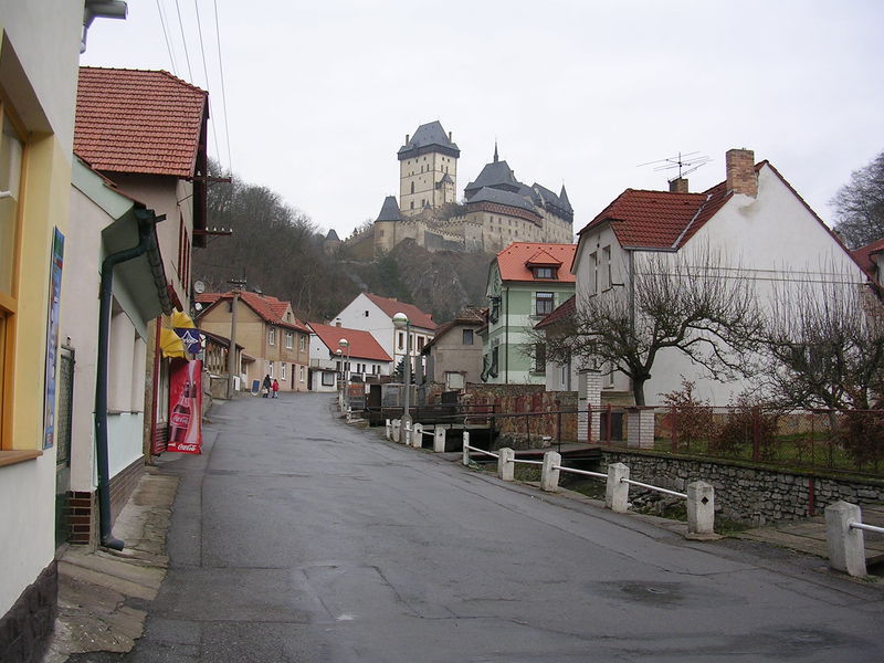 Soubor:Karlštejn-obec s hradem.jpg