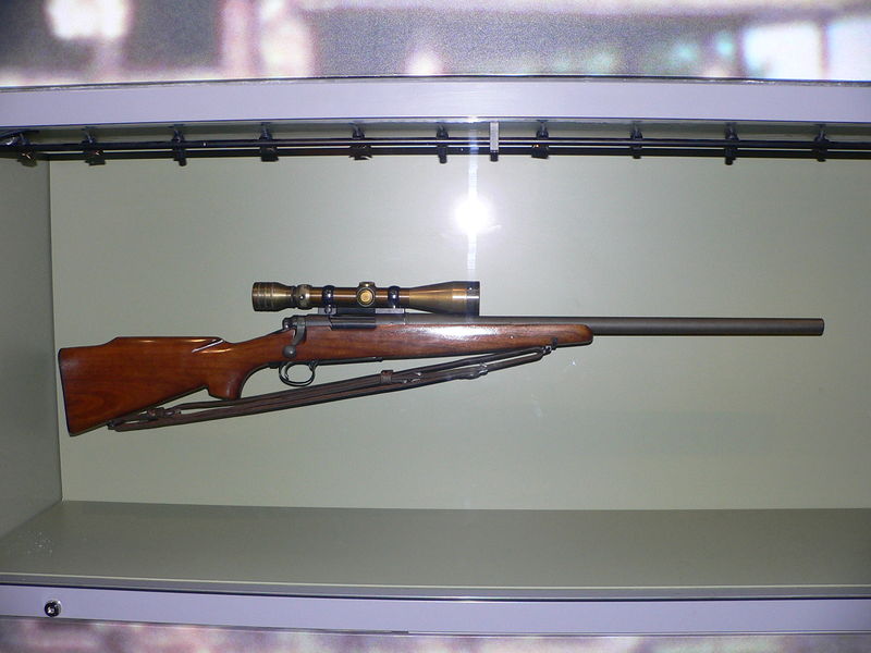 Soubor:Chuck Mawhinney's sniper rifle.jpg