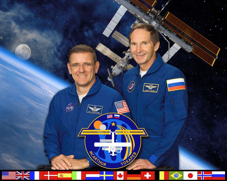 Soubor:ISS Expedition 12 crew.jpg