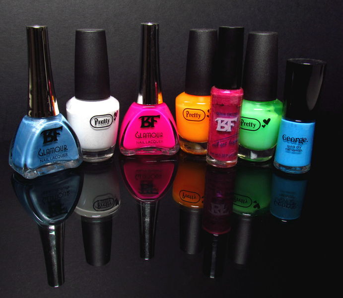 Soubor:Nail Varnish-Flickr2015.jpg