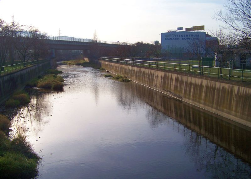 Soubor:Beroun, Litavka, dálniční most.jpg