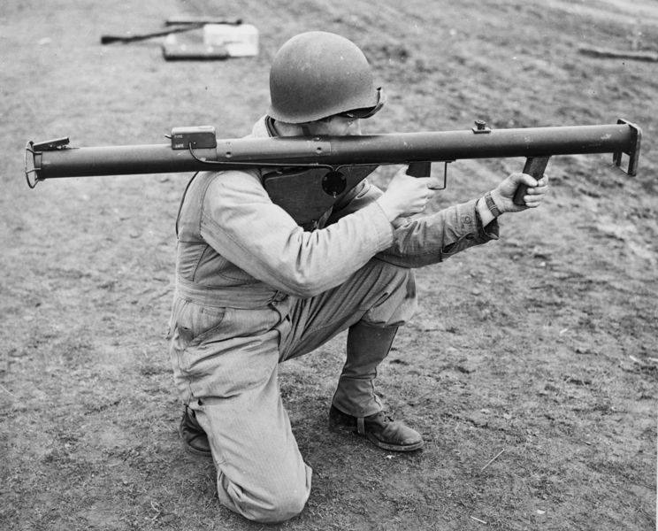 Soubor:Soldier with Bazooka M1.jpg