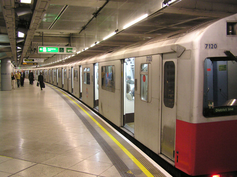 Soubor:Westminster.tube.station.district.london.arp.jpg